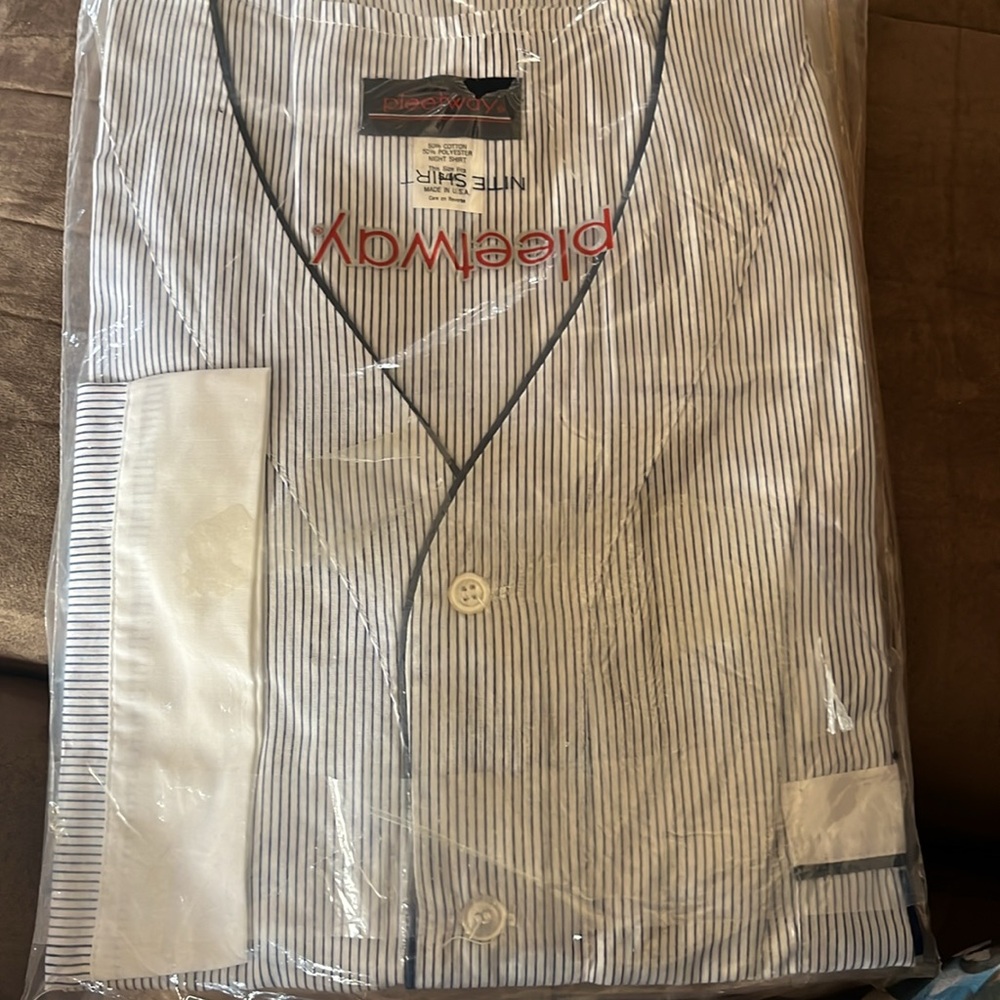 Six pairs of vintage pajama sets or shirts, all size, medium or small/medium - Picture 7 of 12